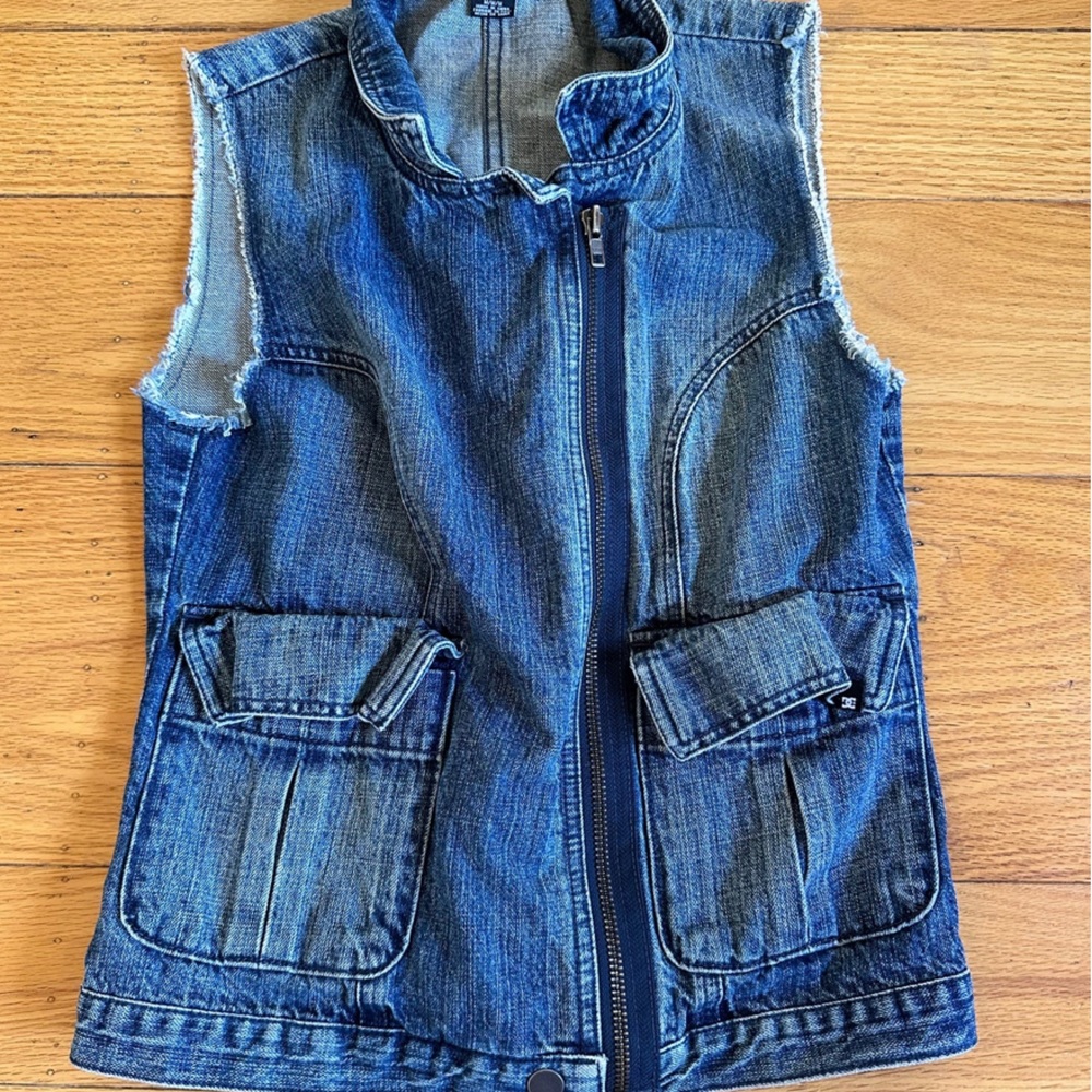 DC woman’s denim vest zip